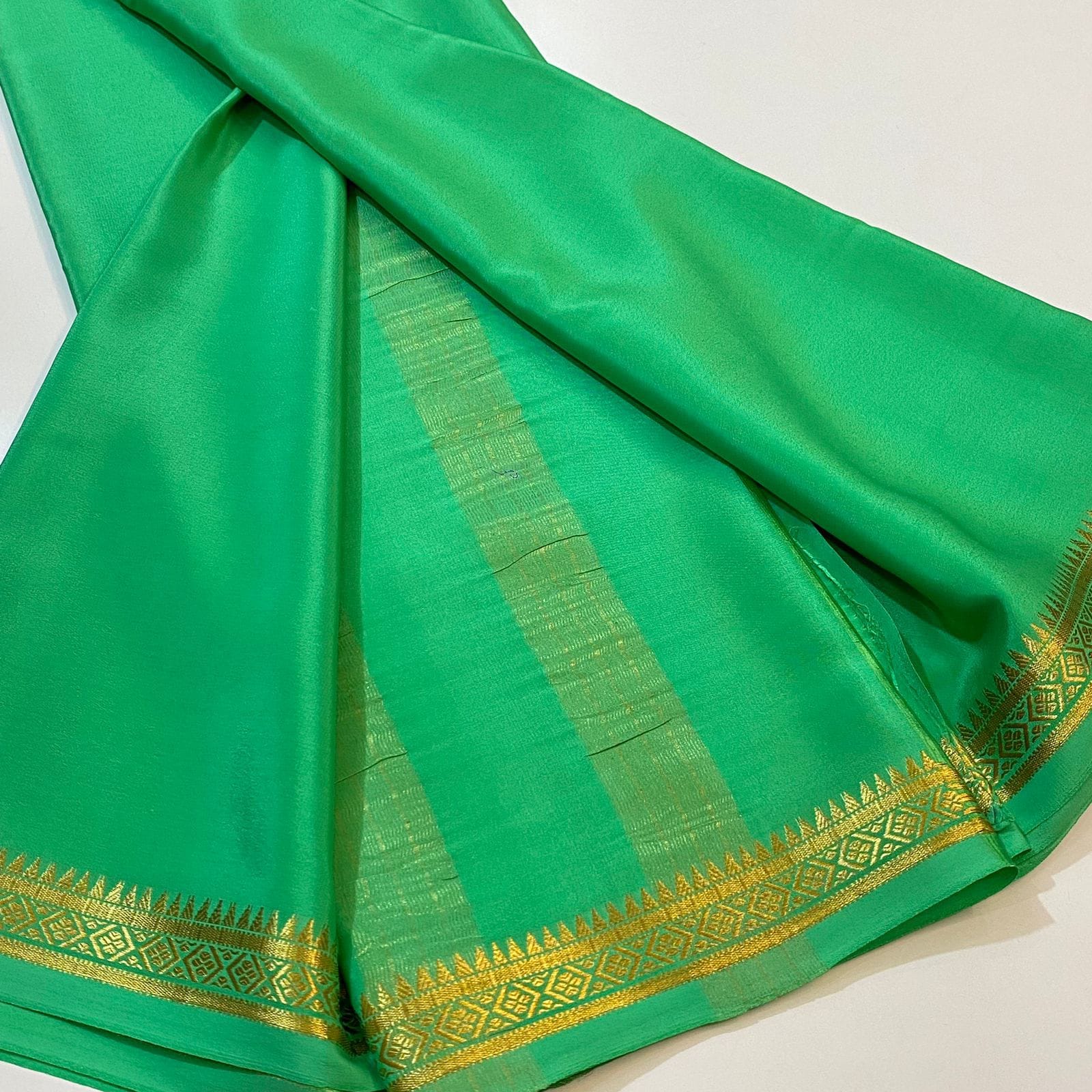 Semi Mysore Crepe Silk Fancy Tower Border Saree with Chit Pallu