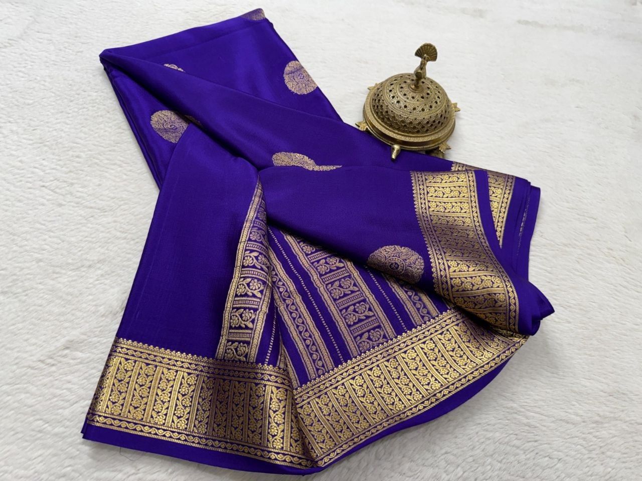 Semi Crepe Silk Saree with Flower Motifs & Rich Tissue Border