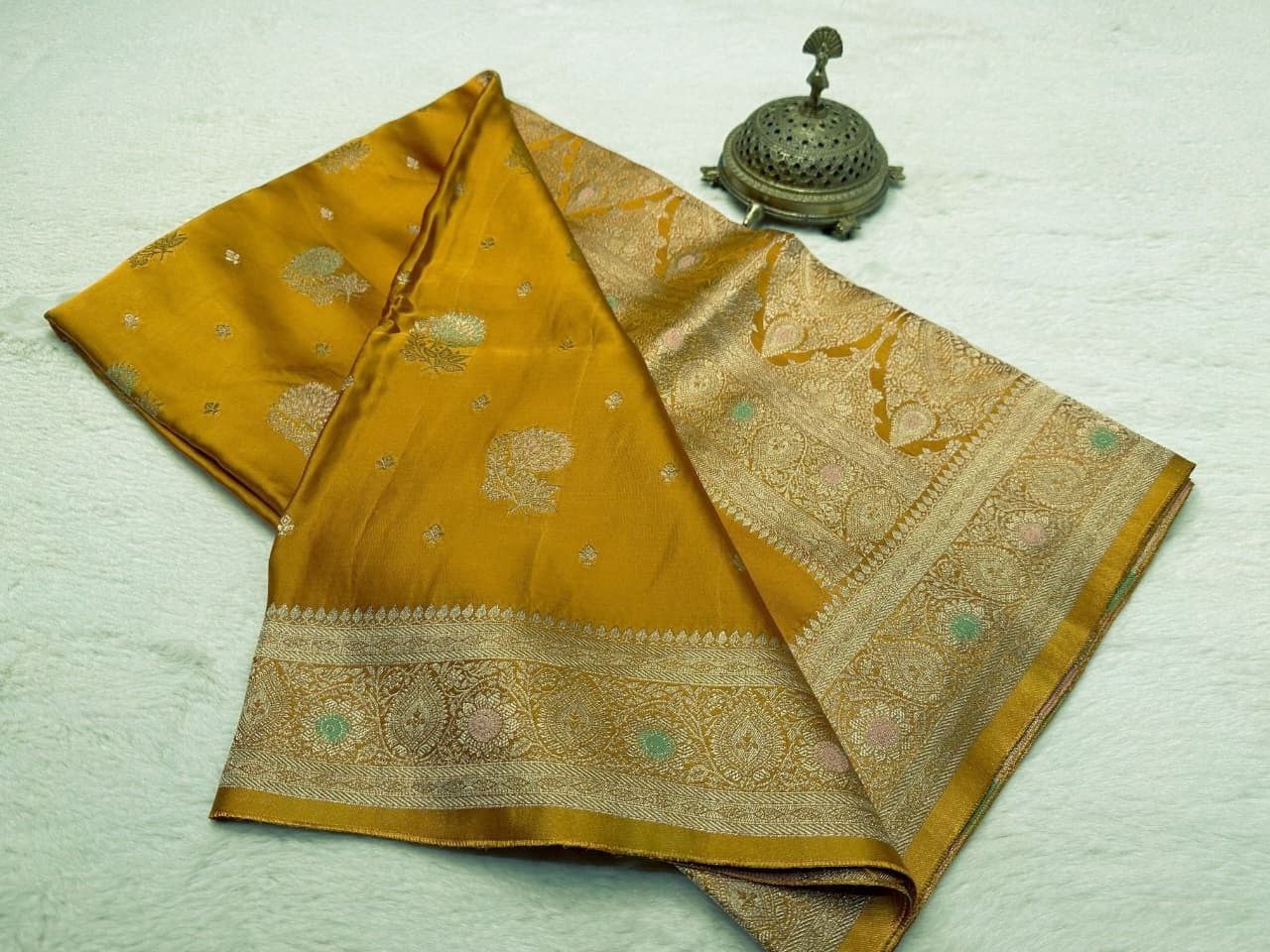 Banarasi Crepe Silk Handloom Saree with Fancy Flower Design, Rich Pallu & Designer Blouse