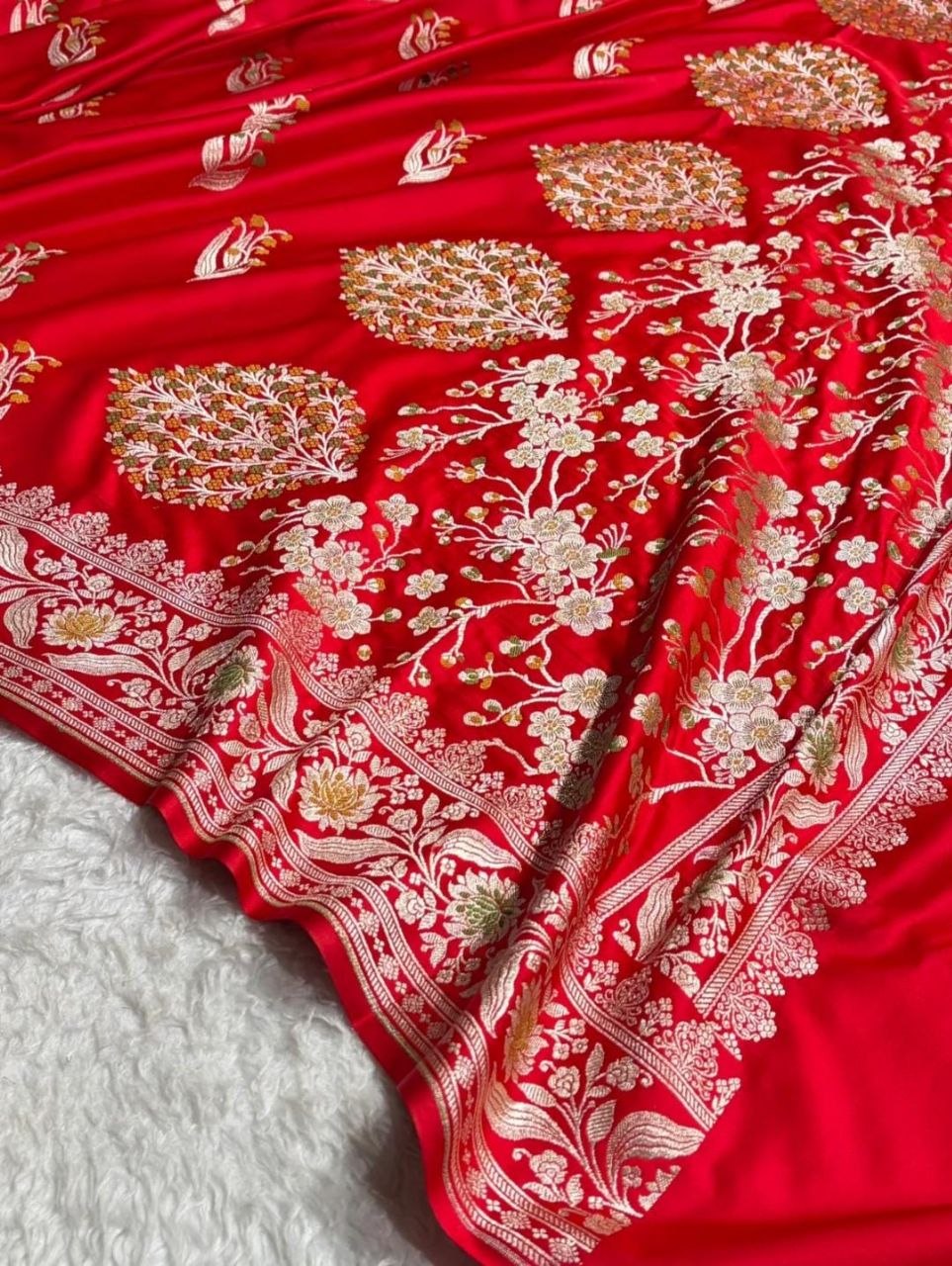 Timeless Mashru Satin Silk Banarasi Saree with Traditional Scalloped Border