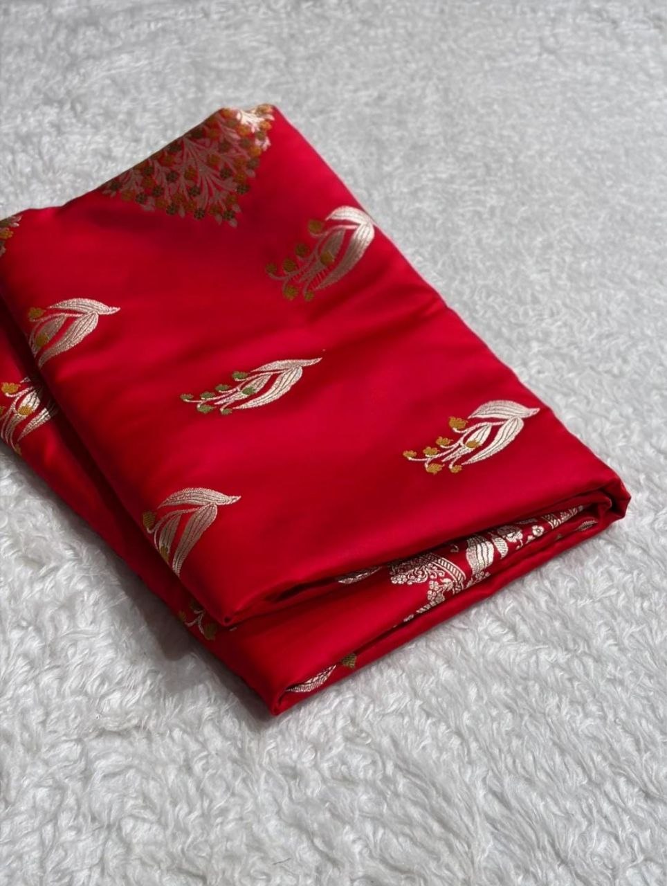 Timeless Mashru Satin Silk Banarasi Saree with Traditional Scalloped Border